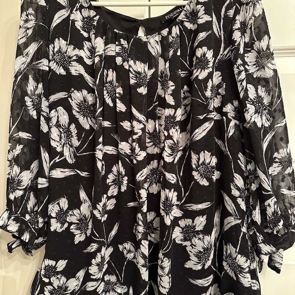 NWT FLORAL BLOUSE W/ BUBBLE HEM
BEAUTIFUL SLEEVES